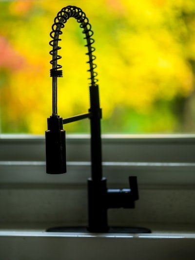 Comment éliminer le calcaire de l'eau du robinet ?